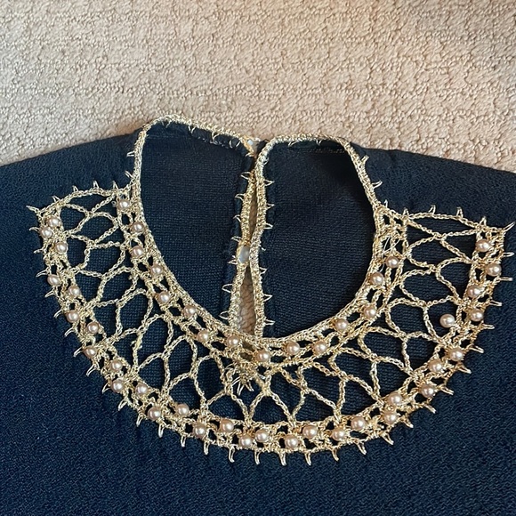 Vintage top with chain and pearl neckline - Picture 2 of 7